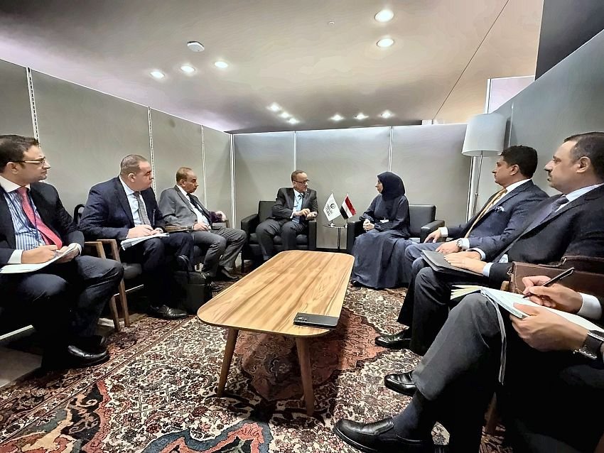 Yemeni and Organisation of Islamic Cooperation delegations seated around a meeting table