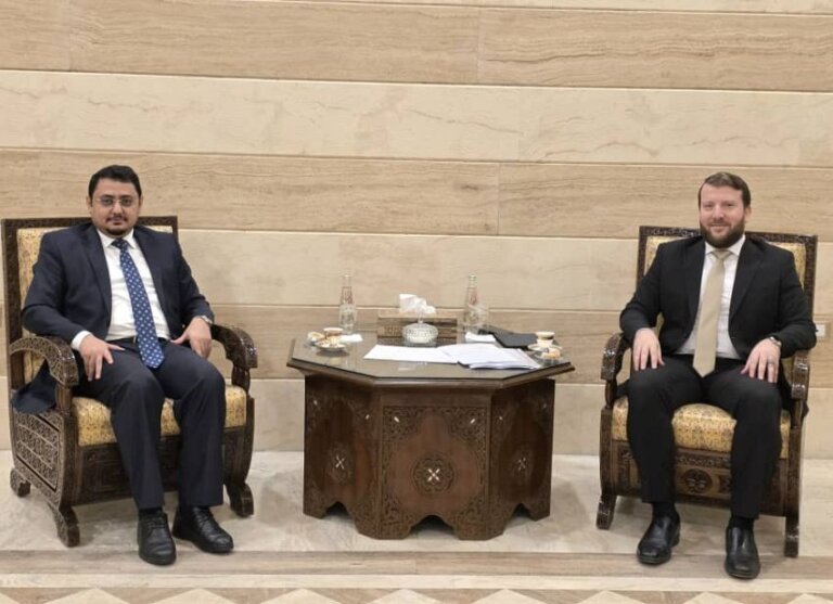 Yemeni charge d'affaires Mohammed Baaker meets Syrian Diplomatic Institute director Yasser al-Jundi at the institute's headquarters in Damascus