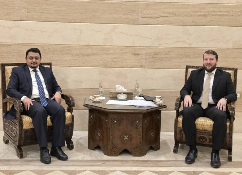 Yemeni charge d'affaires Mohammed Baaker meets Syrian Diplomatic Institute director Yasser al-Jundi at the institute's headquarters in Damascus