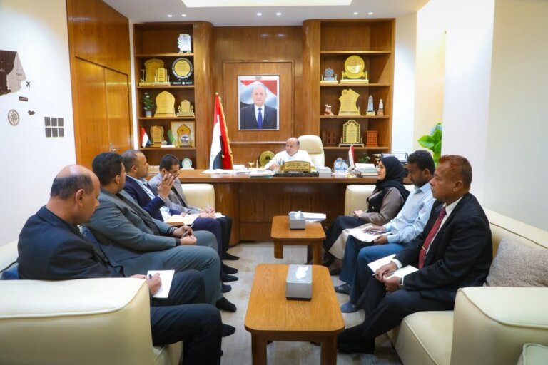 Hadramout Governor Salem al-Khunbashi meets officials in Mukalla to review assistance for displaced families