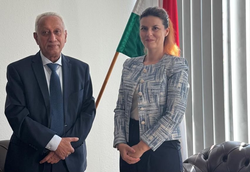 Yemeni charge d affaires Ahmed Naji standing beside Hungary Helps programme department head Elek Zsofia in front of a Hungarian flag