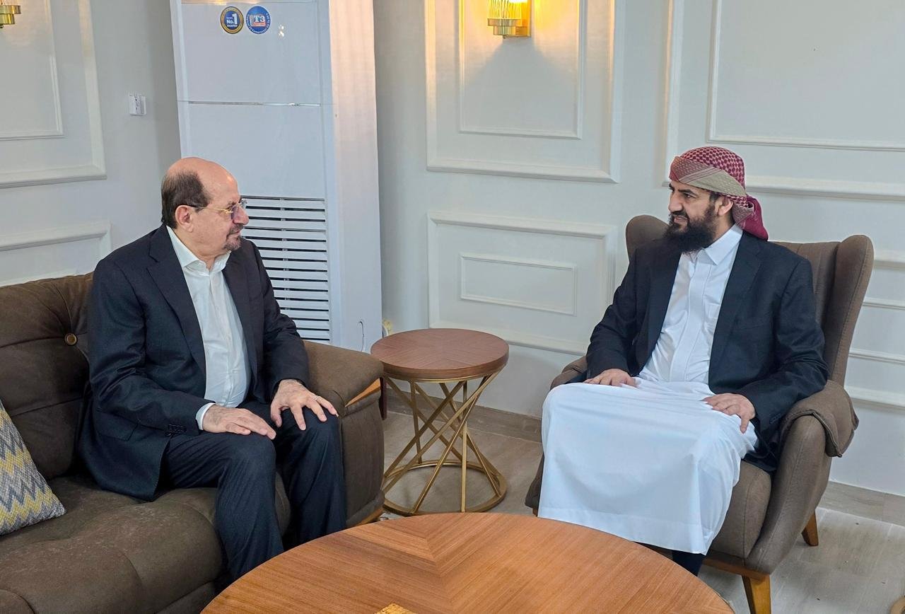 Two Yemeni officials seated in armchairs during a meeting in Aden