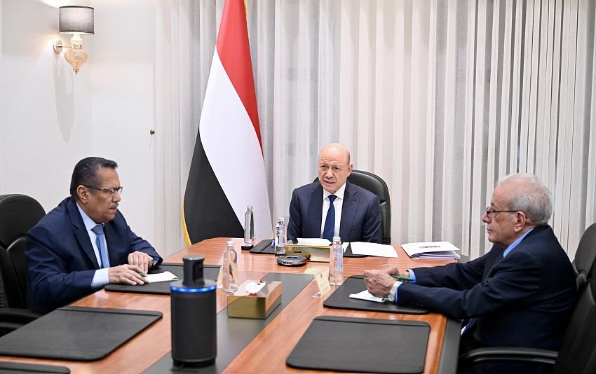 President Rashad al-Alimi meets leaders of the National Coalition of Political Parties and Components