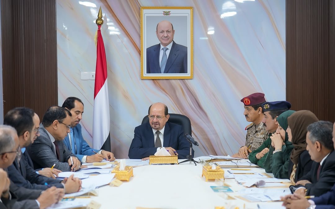 Yemen's Council of Ministers meets in Aden under Prime Minister Shaya al-Zindani, with a Yemeni flag and a presidential portrait behind the table.