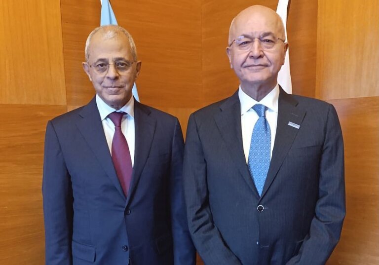 Yemeni vice foreign minister Mustafa Noman stands beside UN High Commissioner for Refugees Barham Salih at the UNHCR Executive Committee session in Geneva