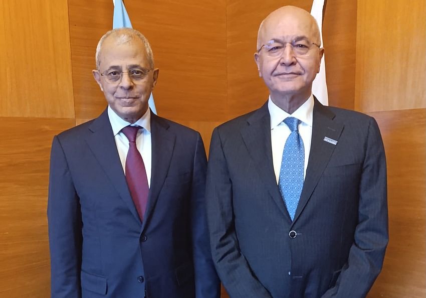 Yemeni vice foreign minister Mustafa Noman stands beside UN High Commissioner for Refugees Barham Salih at the UNHCR Executive Committee session in Geneva