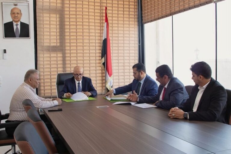 Yemeni water minister Tawfiq al-Sharjabi seated with officials at a conference table during an agreement signing in Aden