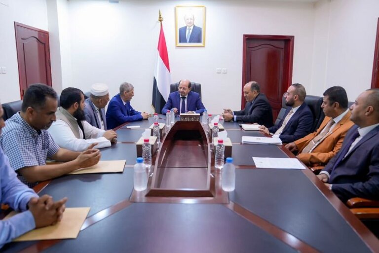 Yemen's prime minister chairs a meeting with private sector representatives around a conference table in Aden
