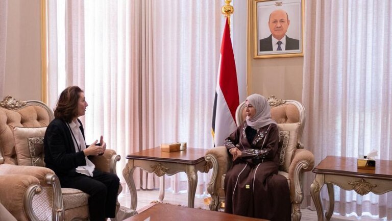 Yemeni Foreign Minister Afrah al-Zouba meets French Ambassador Véronique Vouland-Aneini in a reception room in Riyadh, with a Yemeni flag and a portrait of Rashad al-Alimi behind them.